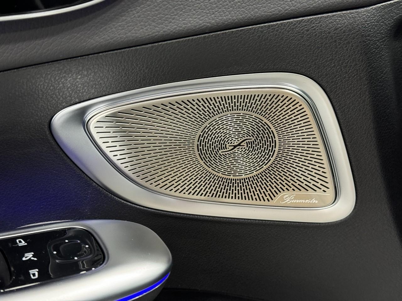 Mercedes-Benz C-Class Vehicle Full-screen Gallery Image 25