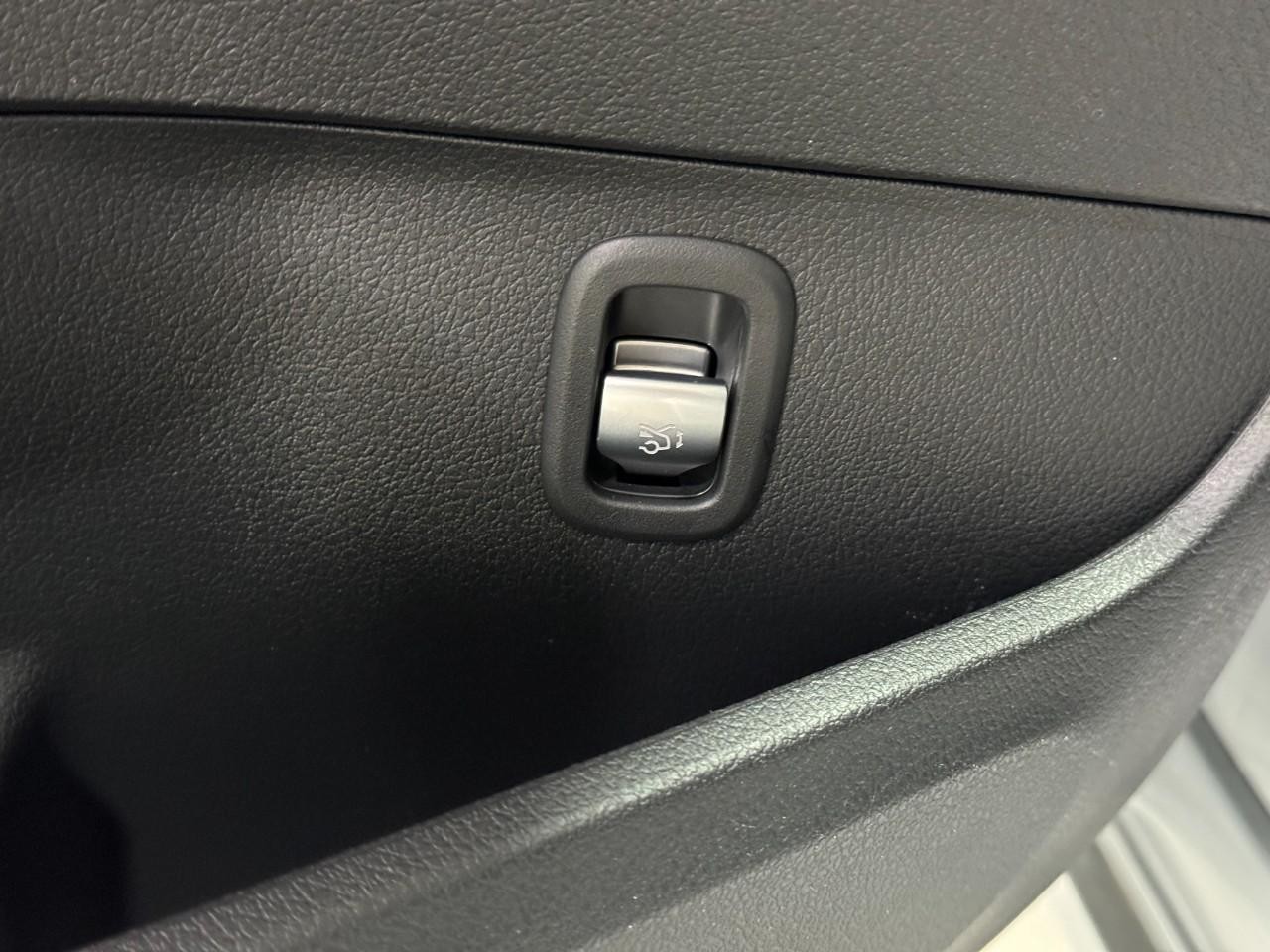 Mercedes-Benz C-Class Vehicle Full-screen Gallery Image 26