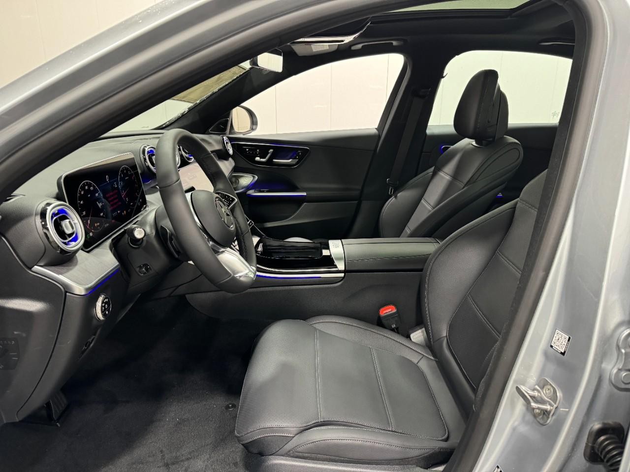 Mercedes-Benz C-Class Vehicle Full-screen Gallery Image 27