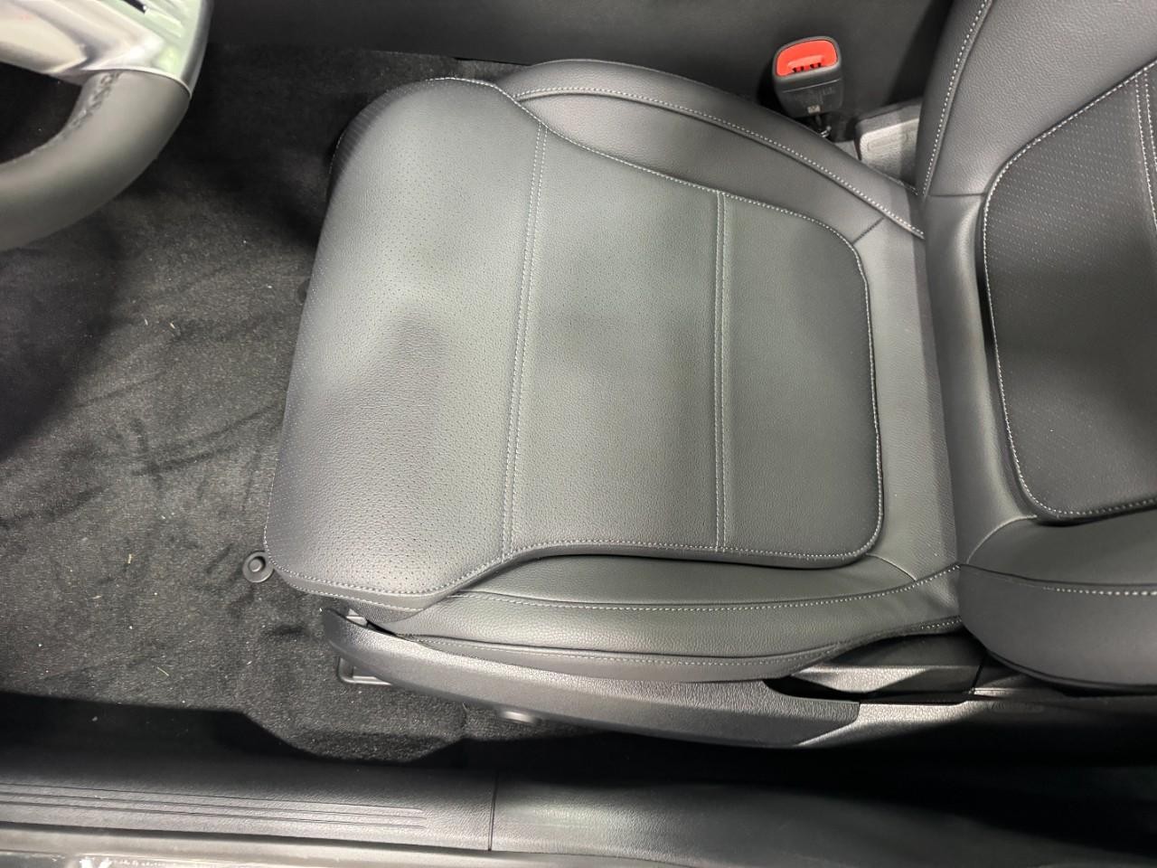 Mercedes-Benz C-Class Vehicle Full-screen Gallery Image 28