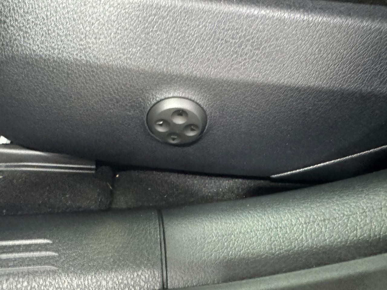 Mercedes-Benz C-Class Vehicle Full-screen Gallery Image 29