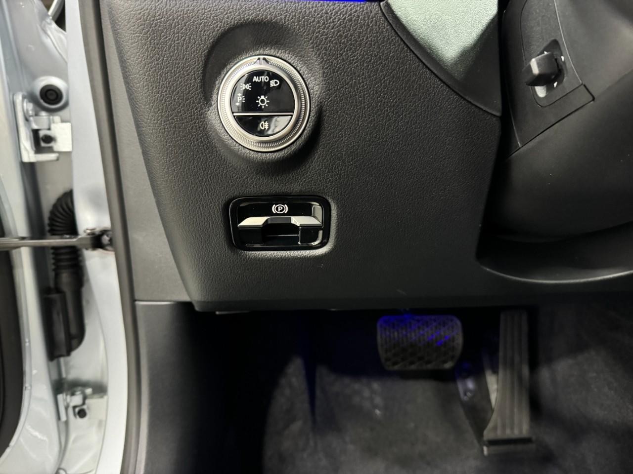 Mercedes-Benz C-Class Vehicle Full-screen Gallery Image 30