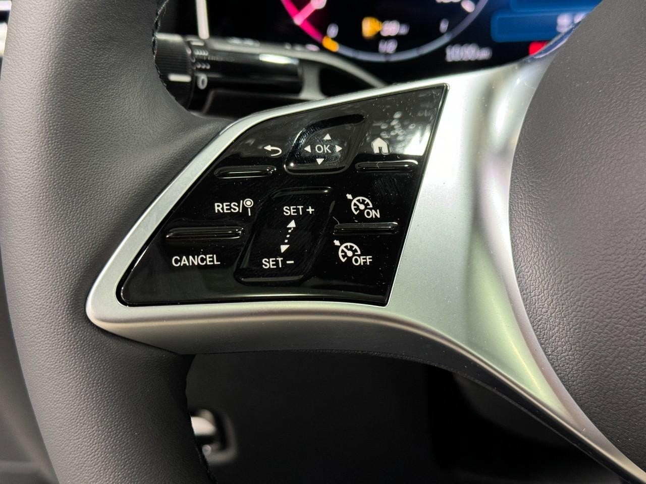 Mercedes-Benz C-Class Vehicle Full-screen Gallery Image 31