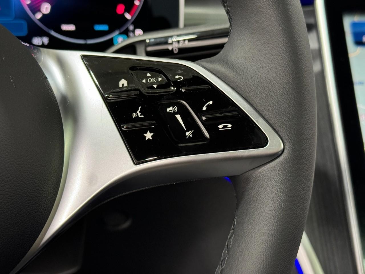 Mercedes-Benz C-Class Vehicle Full-screen Gallery Image 32