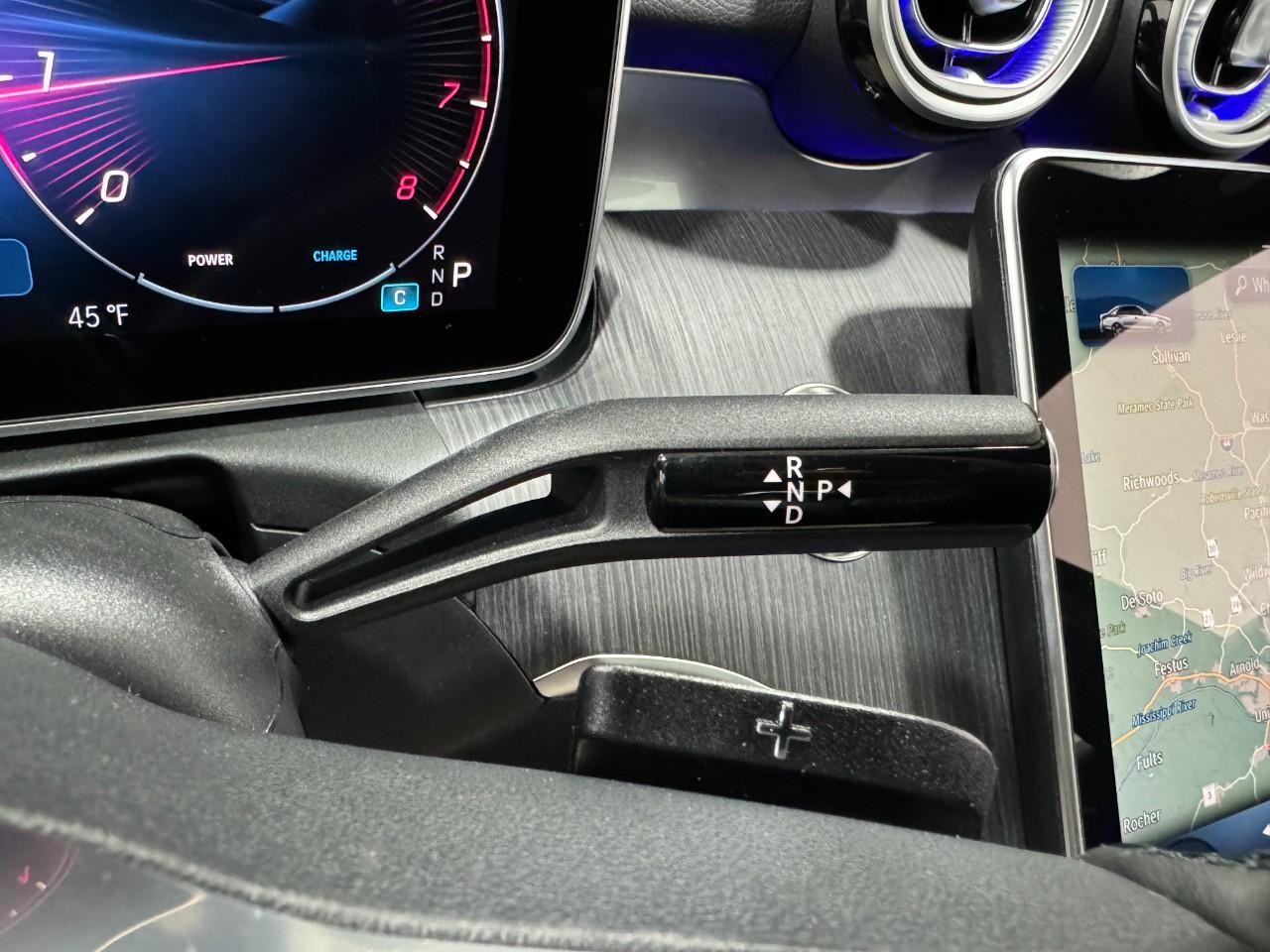 Mercedes-Benz C-Class Vehicle Full-screen Gallery Image 34