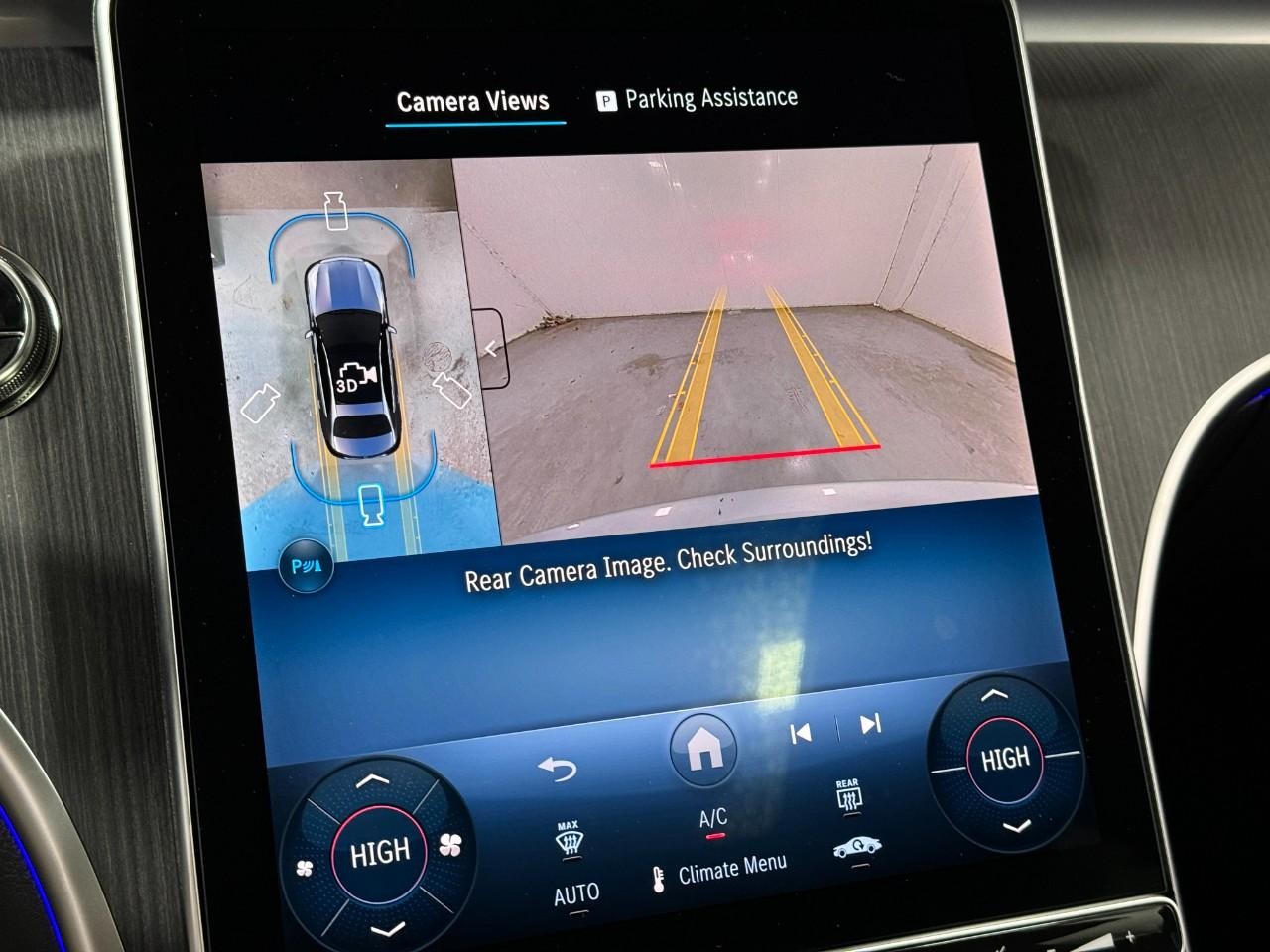 Mercedes-Benz C-Class Vehicle Full-screen Gallery Image 35