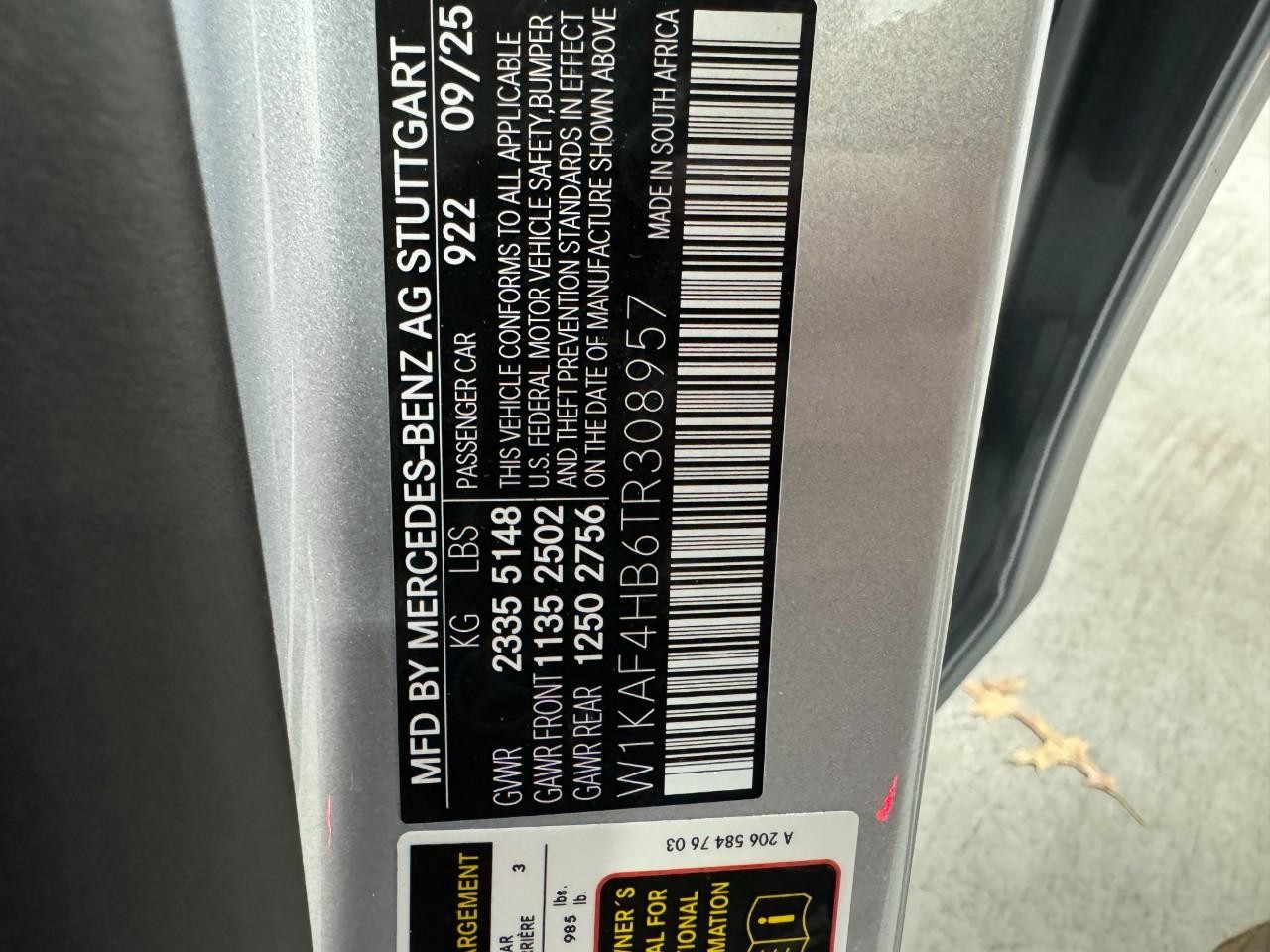 Mercedes-Benz C-Class Vehicle Full-screen Gallery Image 36