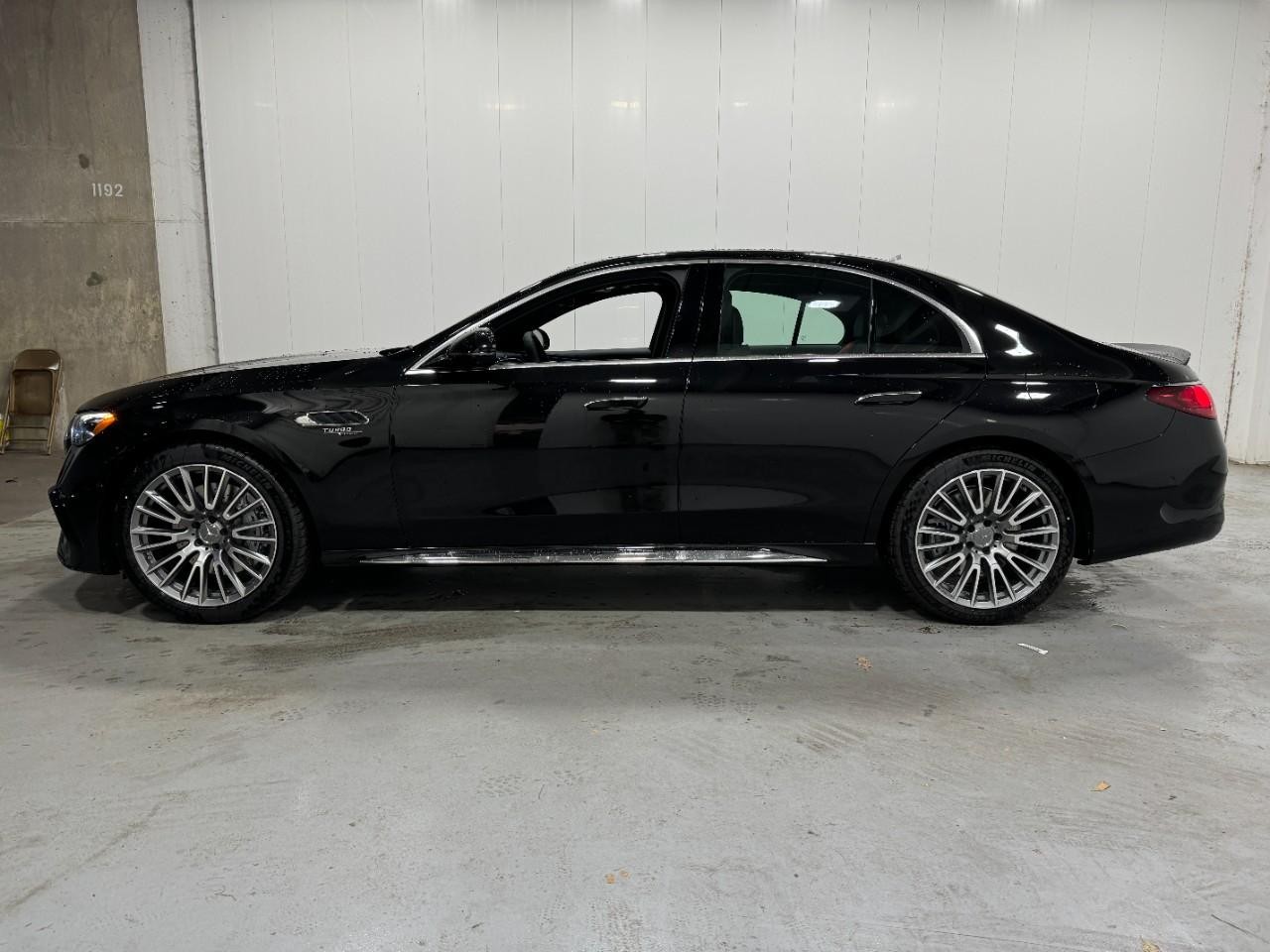 Mercedes-Benz E-Class Vehicle Full-screen Gallery Image 2