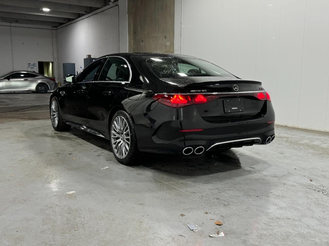 Mercedes-Benz E-Class Vehicle Full-screen Gallery Image 3