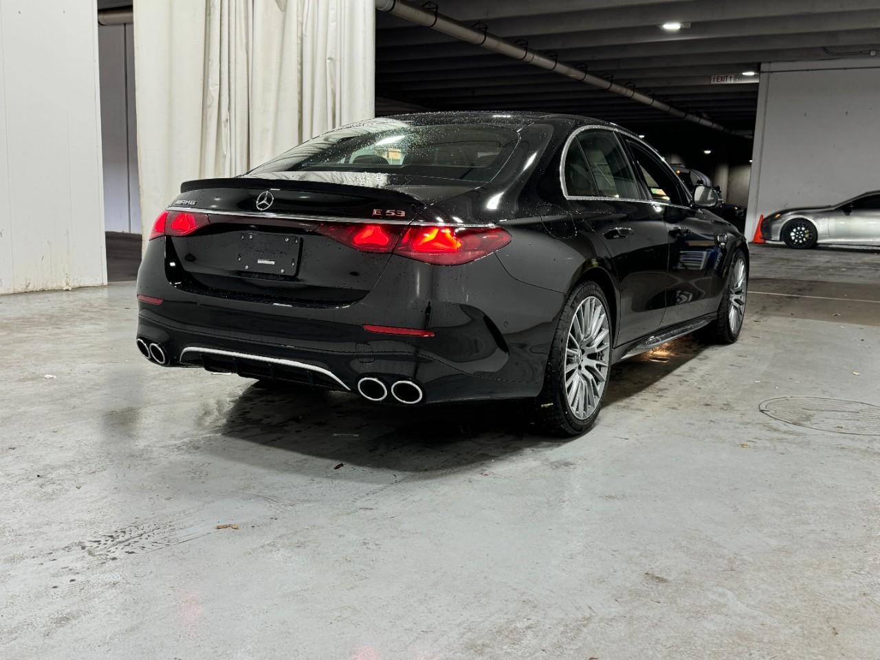 Mercedes-Benz E-Class Vehicle Full-screen Gallery Image 4