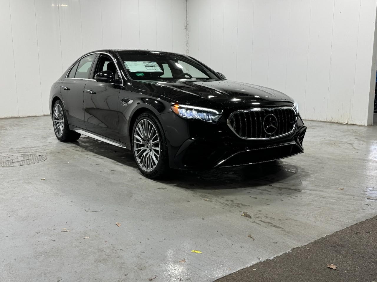 Mercedes-Benz E-Class Vehicle Full-screen Gallery Image 6