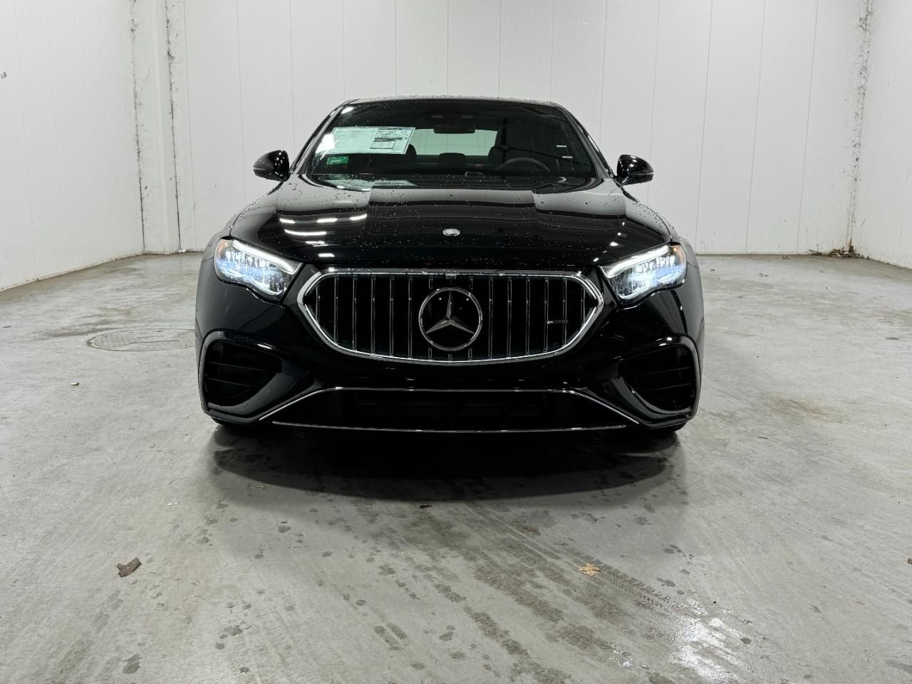 Mercedes-Benz E-Class Vehicle Full-screen Gallery Image 7