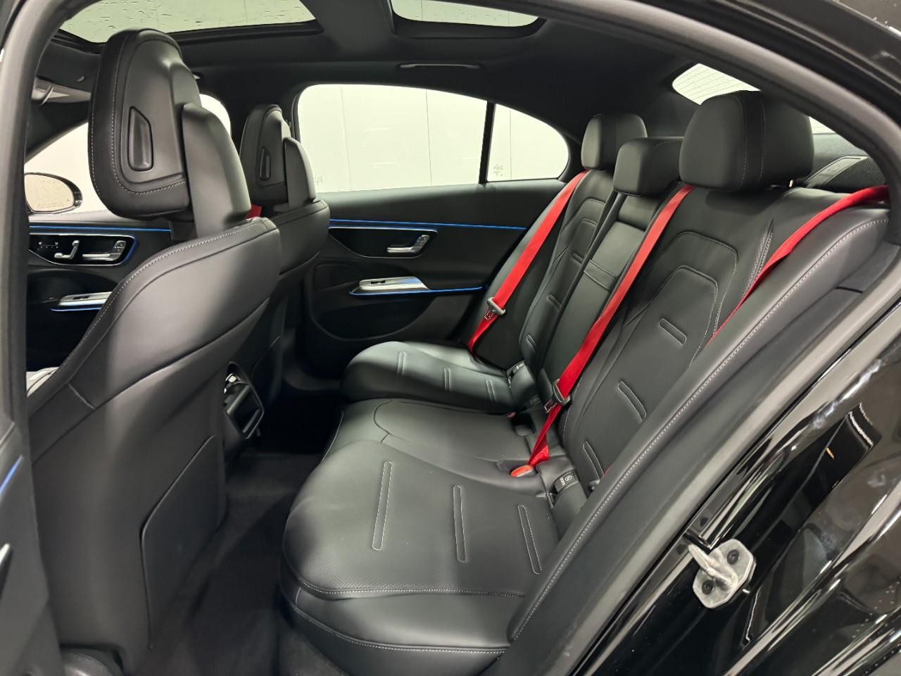 Mercedes-Benz E-Class Vehicle Full-screen Gallery Image 8