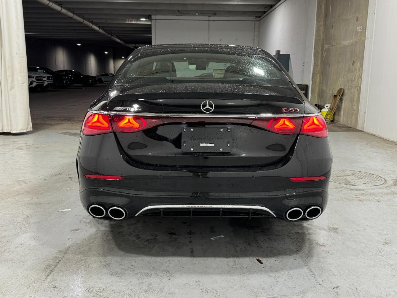 Mercedes-Benz E-Class Vehicle Full-screen Gallery Image 9