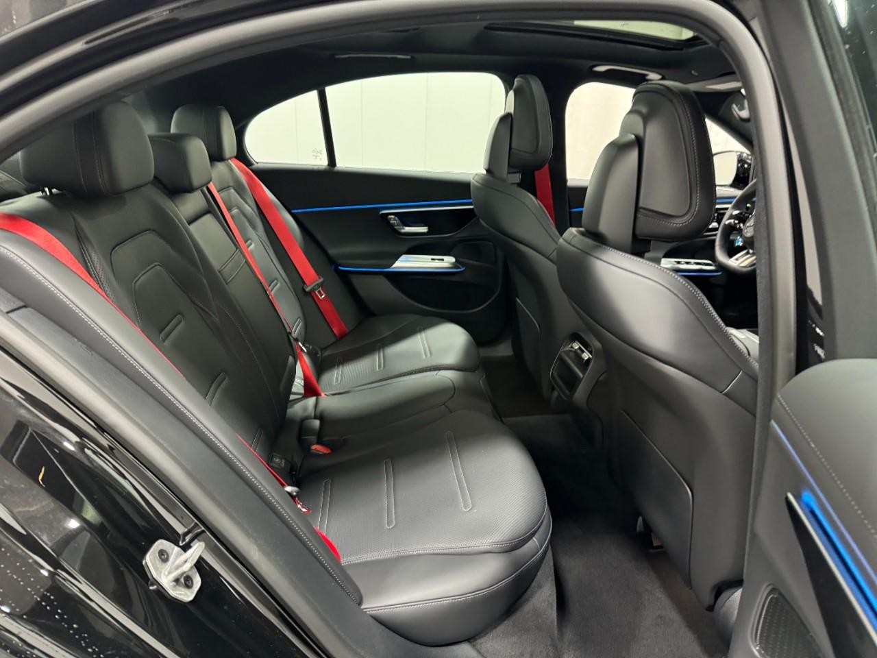 Mercedes-Benz E-Class Vehicle Full-screen Gallery Image 10