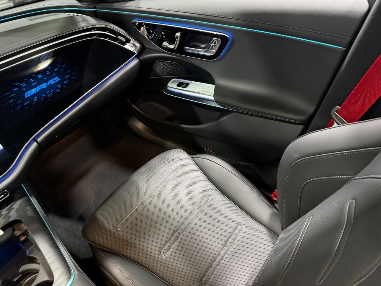 Mercedes-Benz E-Class Vehicle Full-screen Gallery Image 15