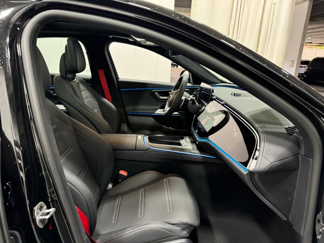 Mercedes-Benz E-Class Vehicle Full-screen Gallery Image 16