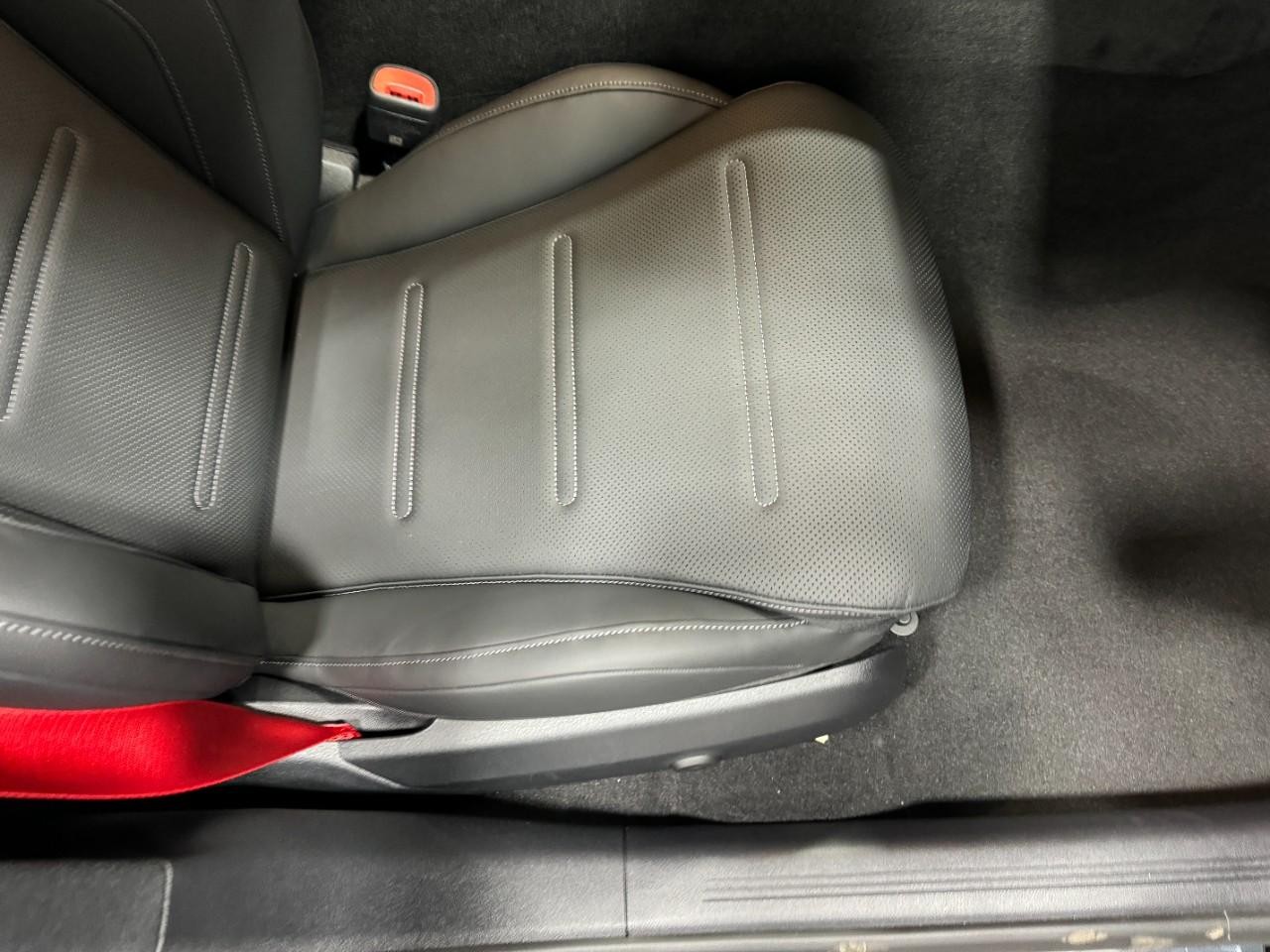 Mercedes-Benz E-Class Vehicle Full-screen Gallery Image 17