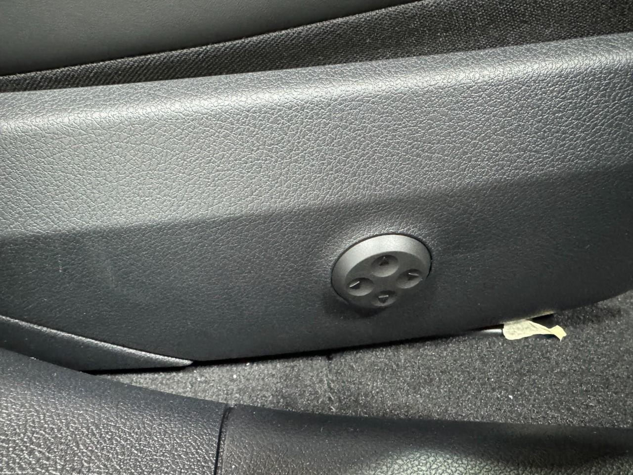 Mercedes-Benz E-Class Vehicle Full-screen Gallery Image 18