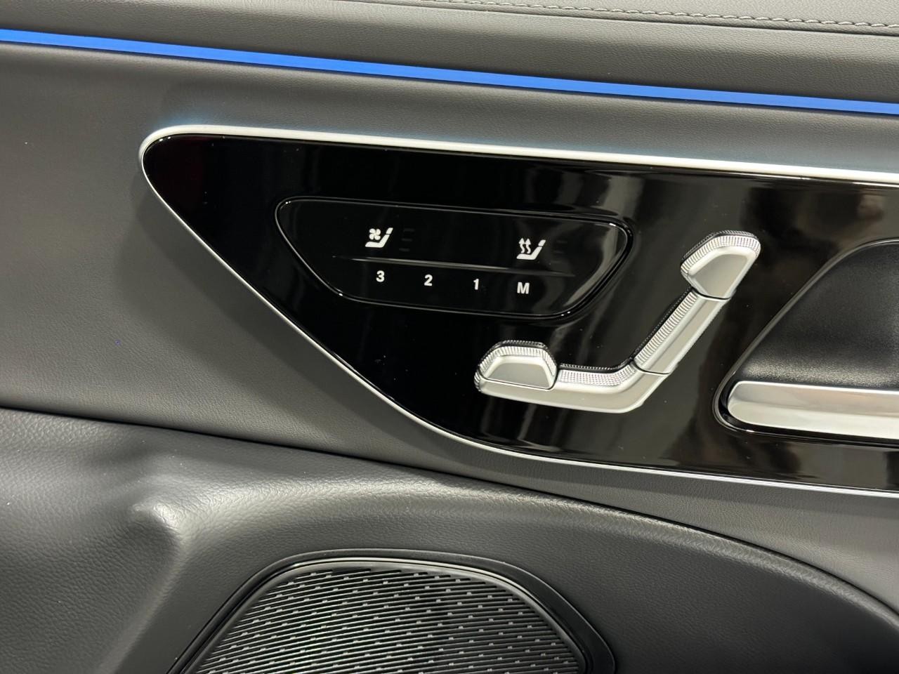 Mercedes-Benz E-Class Vehicle Full-screen Gallery Image 19