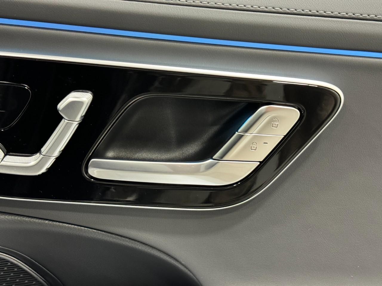 Mercedes-Benz E-Class Vehicle Full-screen Gallery Image 20