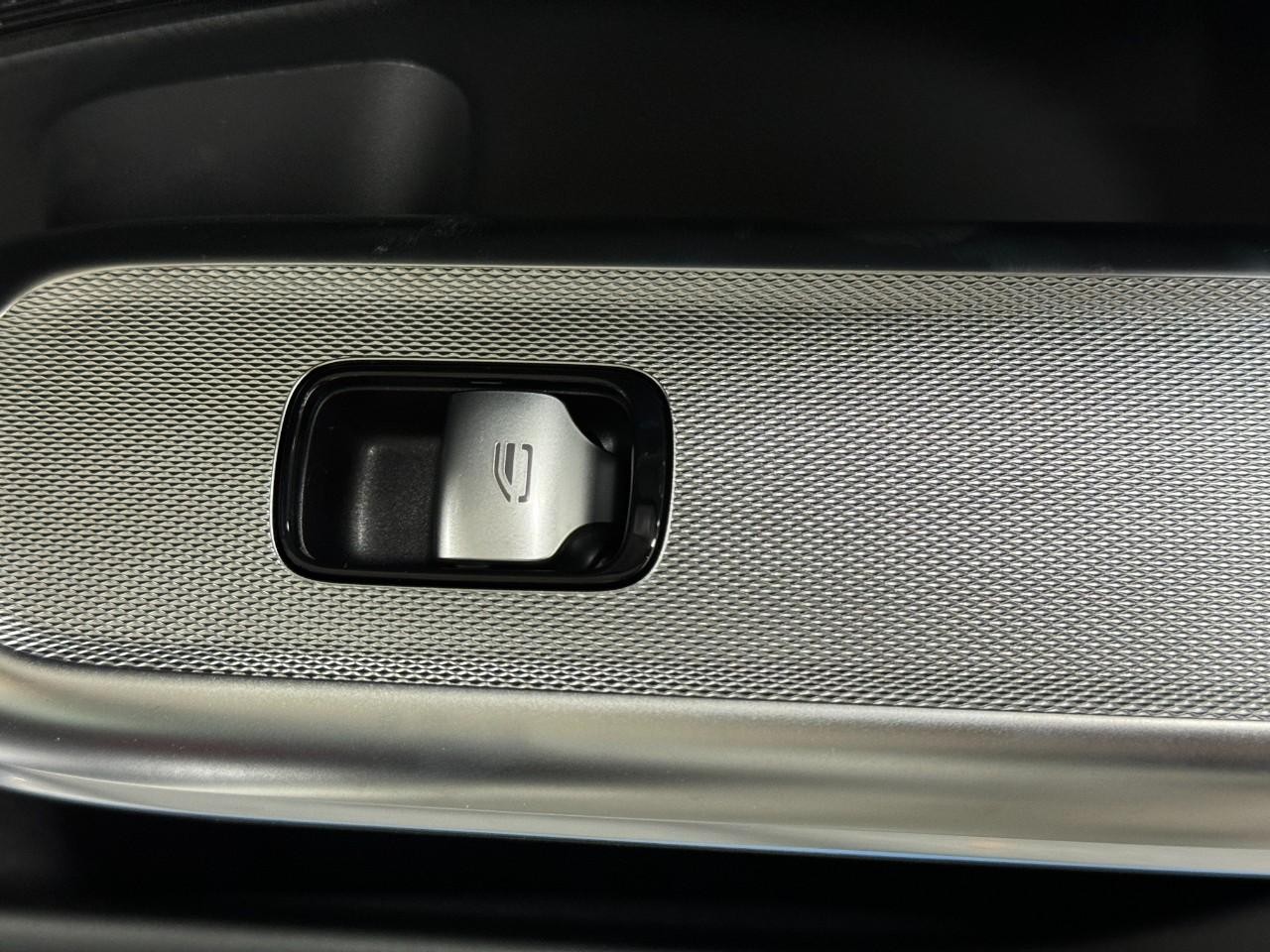 Mercedes-Benz E-Class Vehicle Full-screen Gallery Image 21