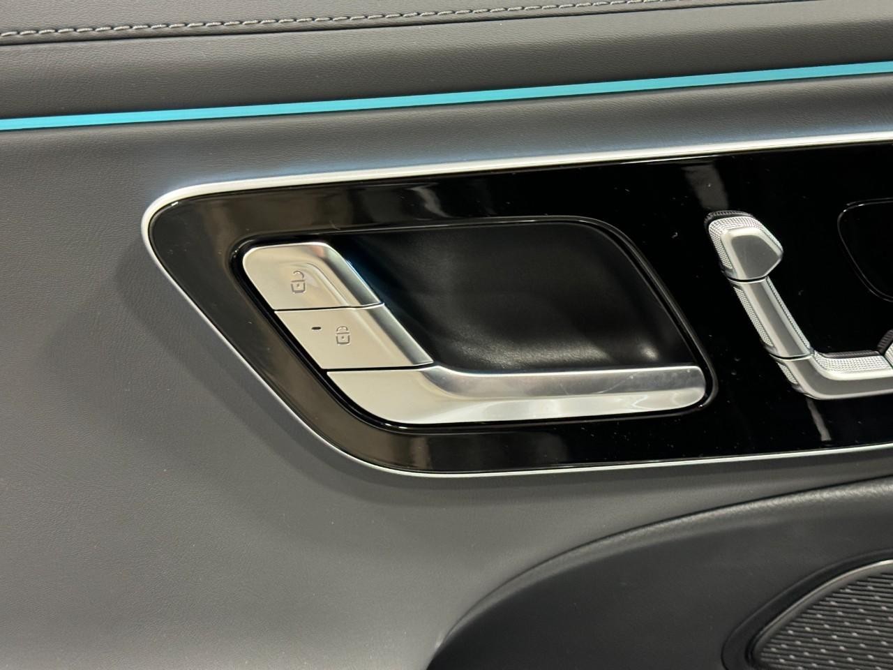 Mercedes-Benz E-Class Vehicle Full-screen Gallery Image 23