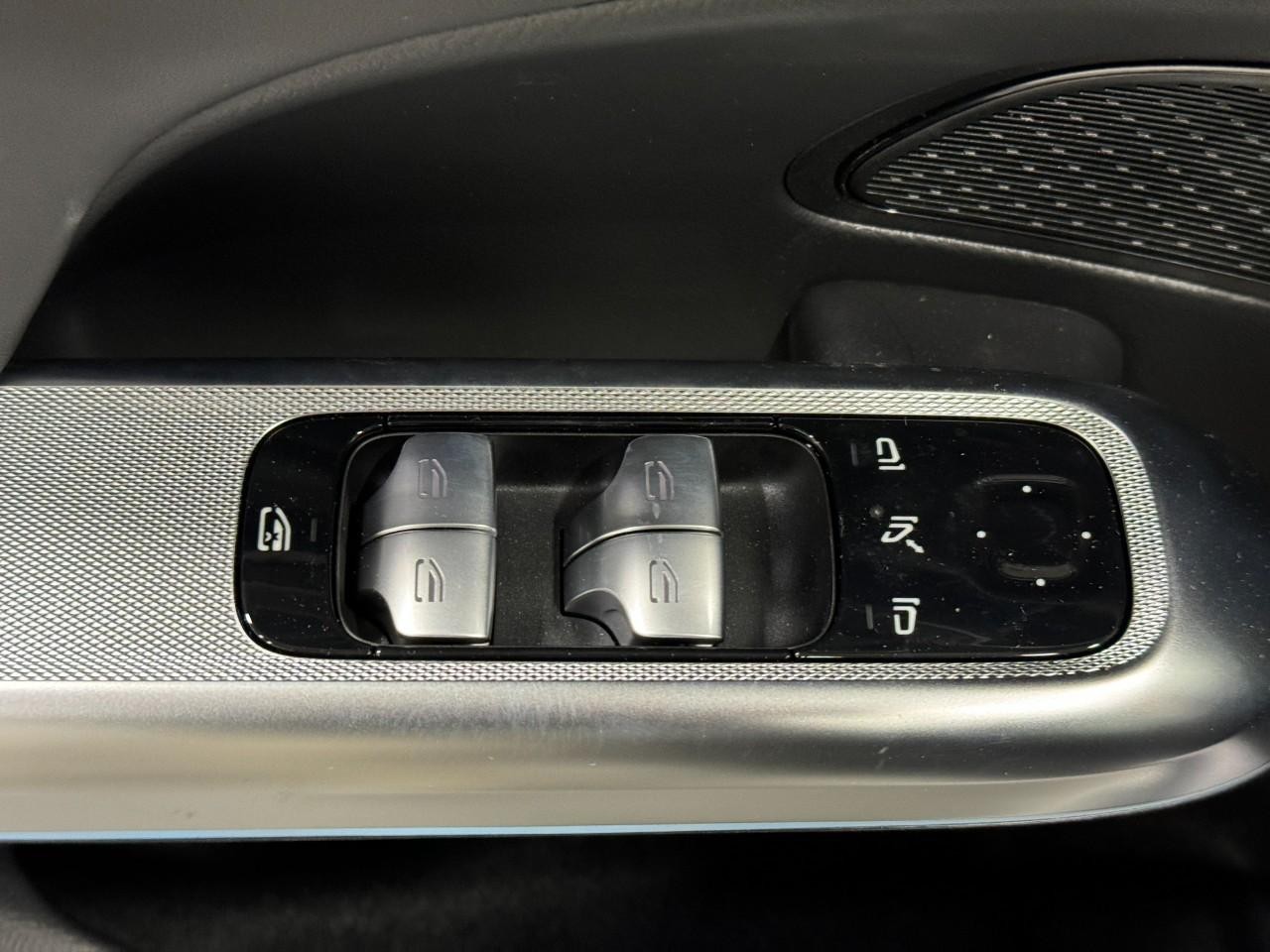 Mercedes-Benz E-Class Vehicle Full-screen Gallery Image 24