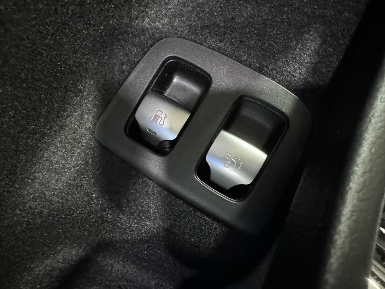 Mercedes-Benz E-Class Vehicle Full-screen Gallery Image 25