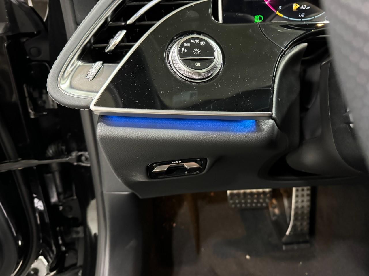 Mercedes-Benz E-Class Vehicle Full-screen Gallery Image 29