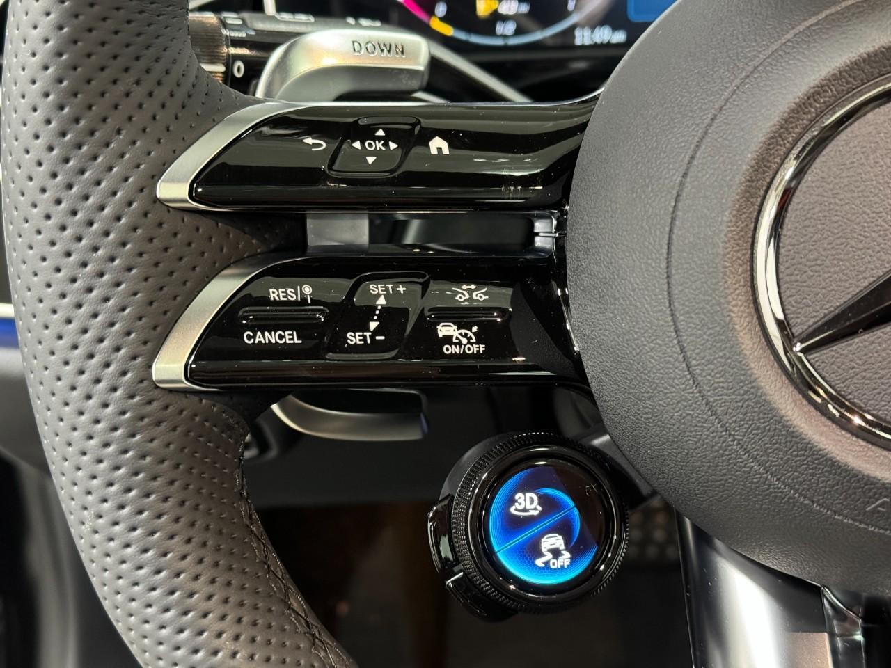 Mercedes-Benz E-Class Vehicle Full-screen Gallery Image 30