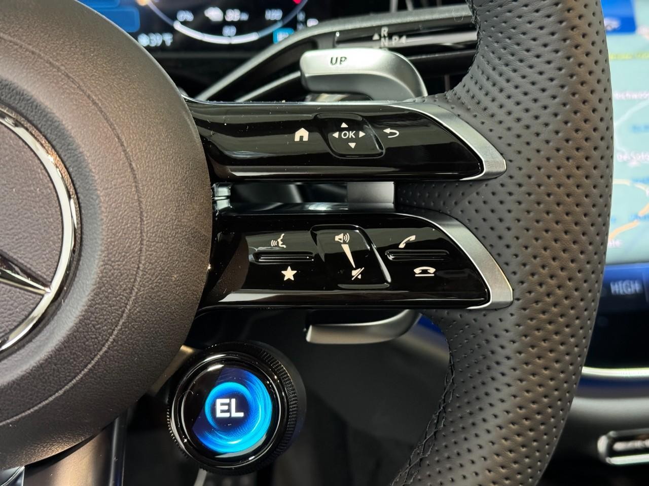 Mercedes-Benz E-Class Vehicle Full-screen Gallery Image 31