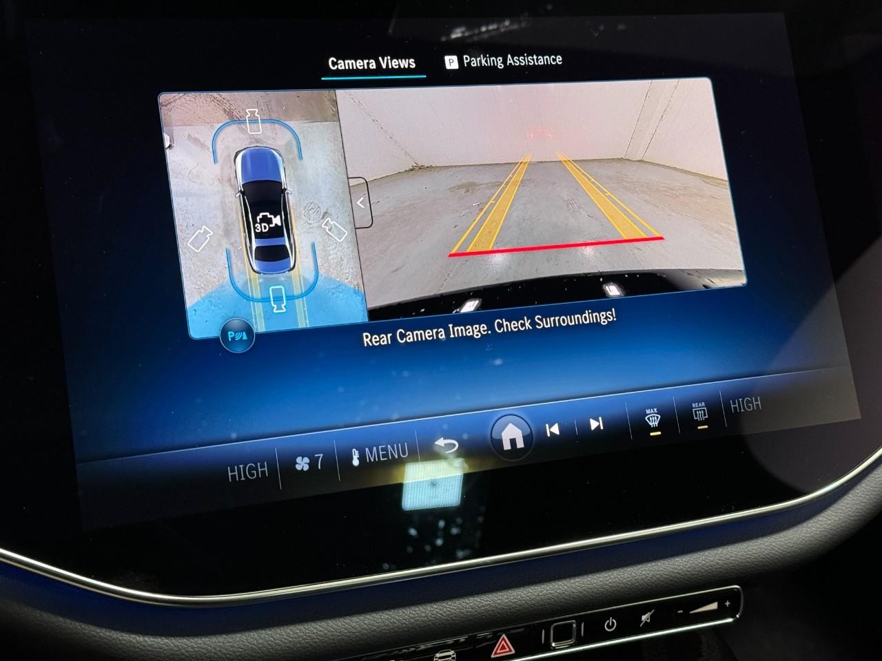 Mercedes-Benz E-Class Vehicle Full-screen Gallery Image 34