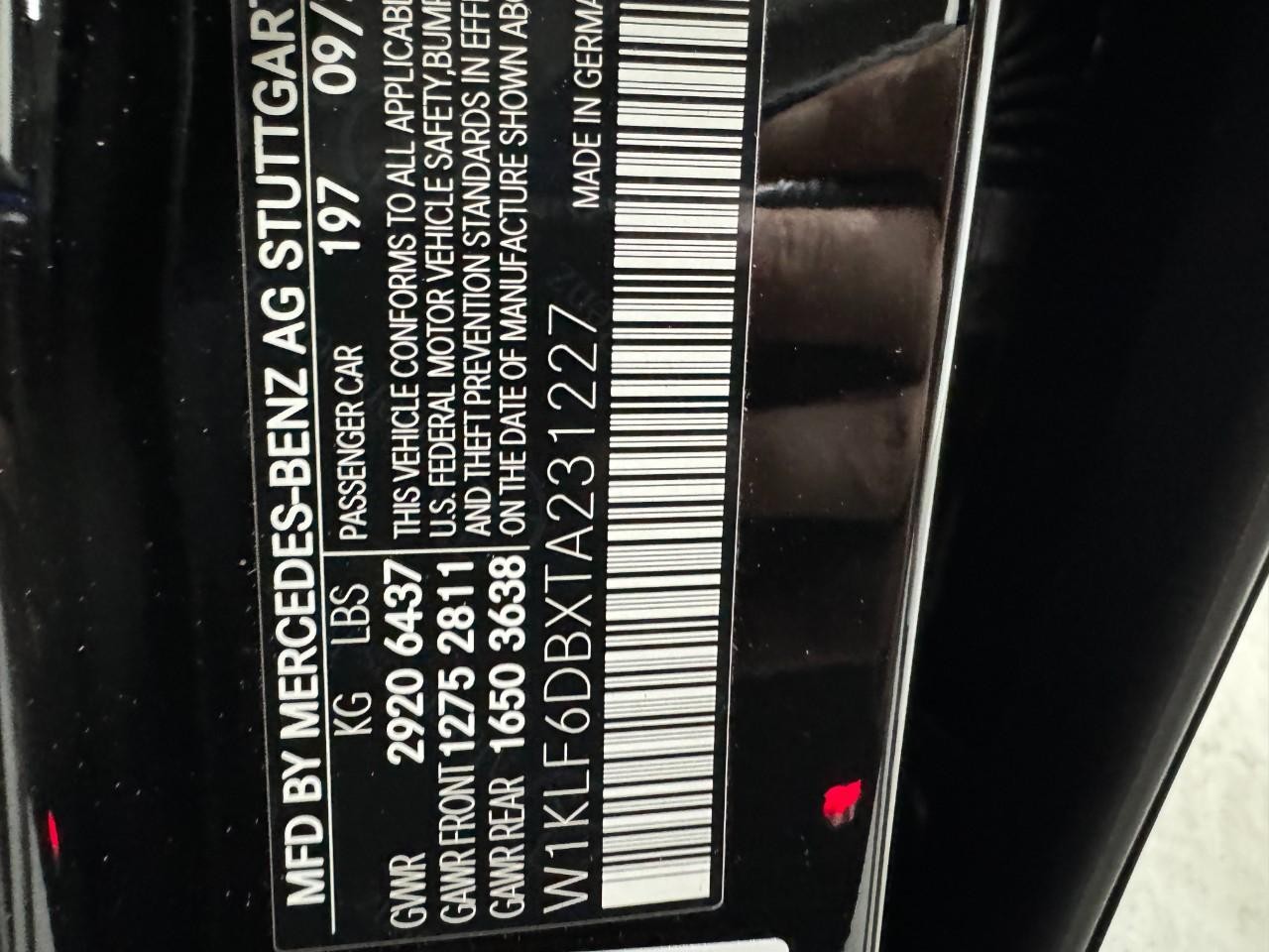 Mercedes-Benz E-Class Vehicle Full-screen Gallery Image 35