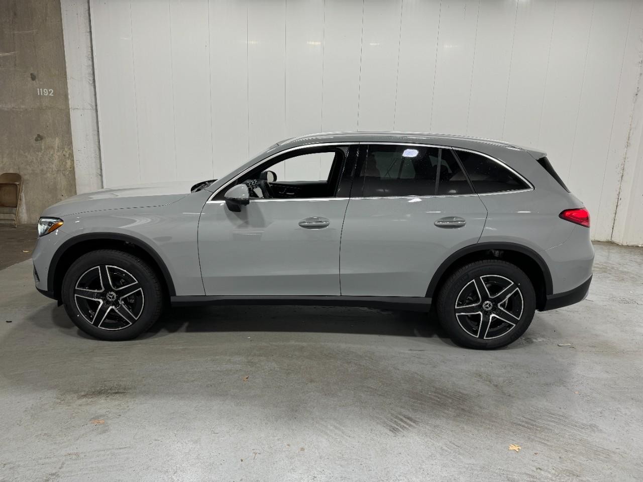 Mercedes-Benz GLC Vehicle Full-screen Gallery Image 2