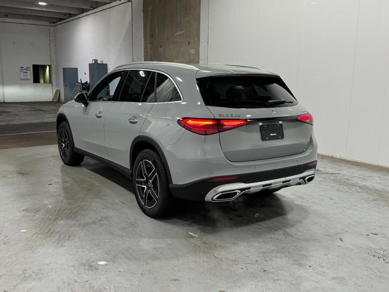 Mercedes-Benz GLC Vehicle Full-screen Gallery Image 3