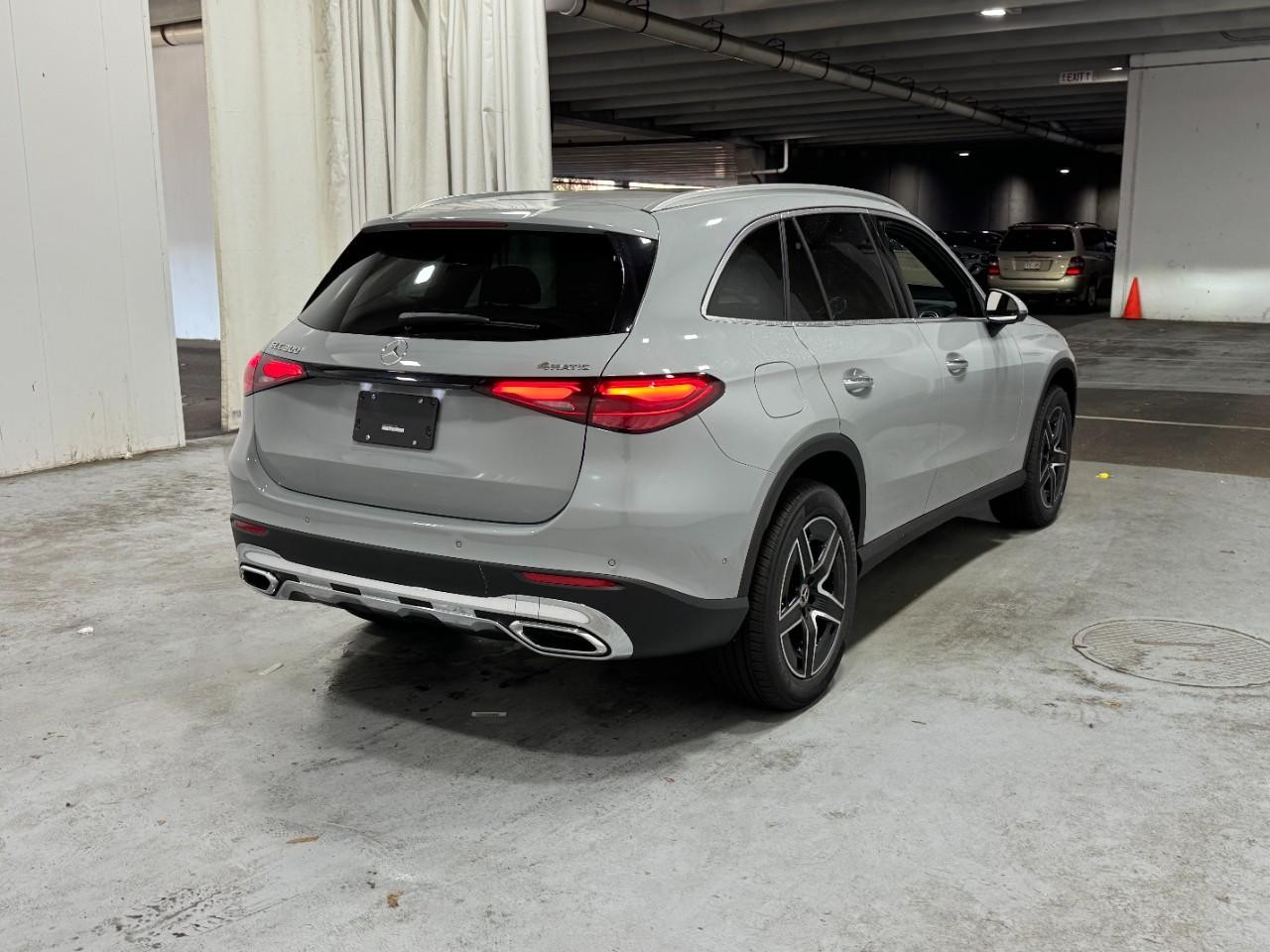 Mercedes-Benz GLC Vehicle Full-screen Gallery Image 4