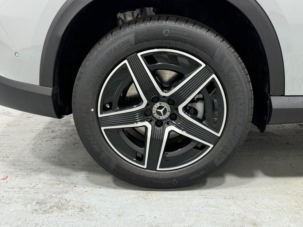 Mercedes-Benz GLC Vehicle Full-screen Gallery Image 5