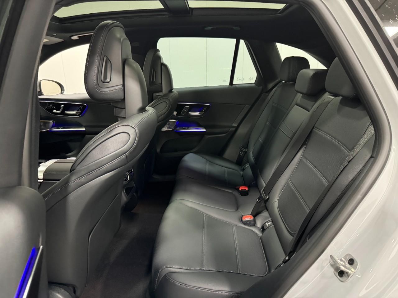 Mercedes-Benz GLC Vehicle Full-screen Gallery Image 8