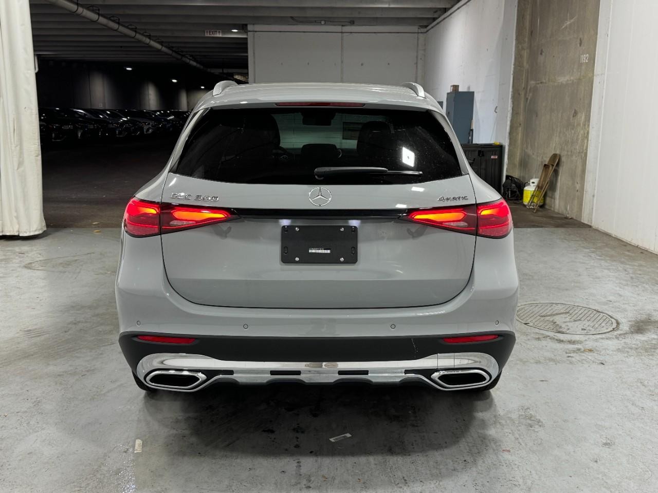 Mercedes-Benz GLC Vehicle Full-screen Gallery Image 9