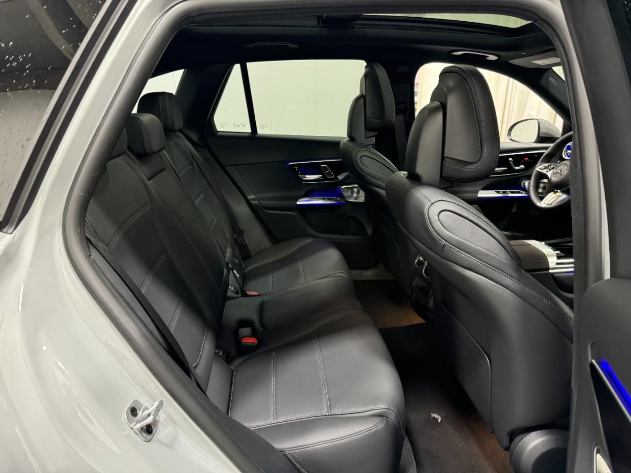 Mercedes-Benz GLC Vehicle Full-screen Gallery Image 10