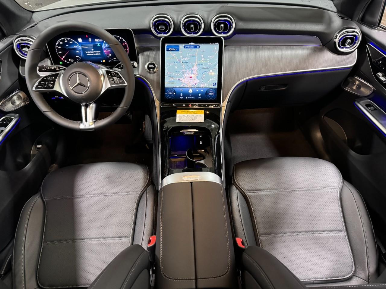 Mercedes-Benz GLC Vehicle Full-screen Gallery Image 12