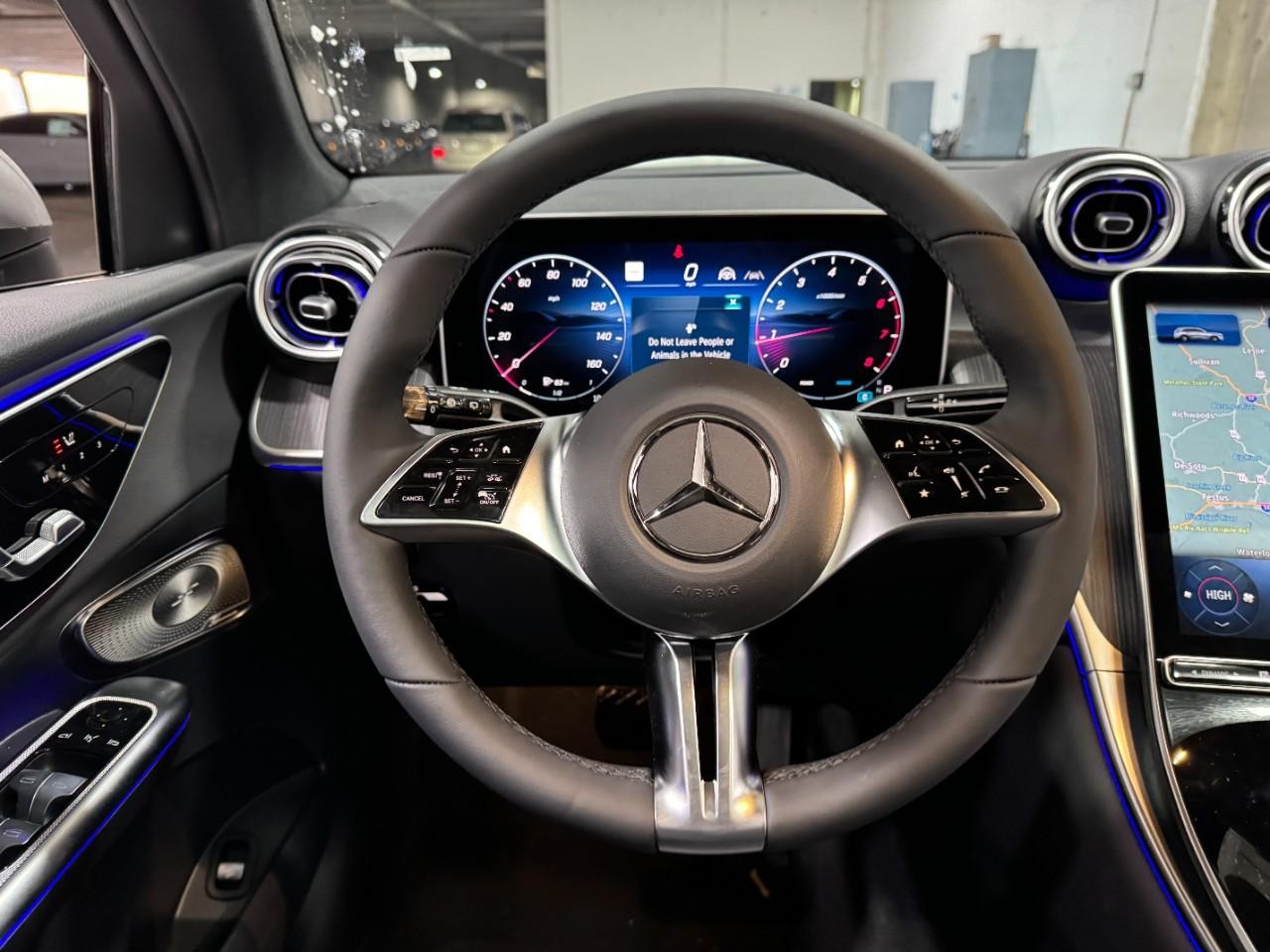 Mercedes-Benz GLC Vehicle Full-screen Gallery Image 13
