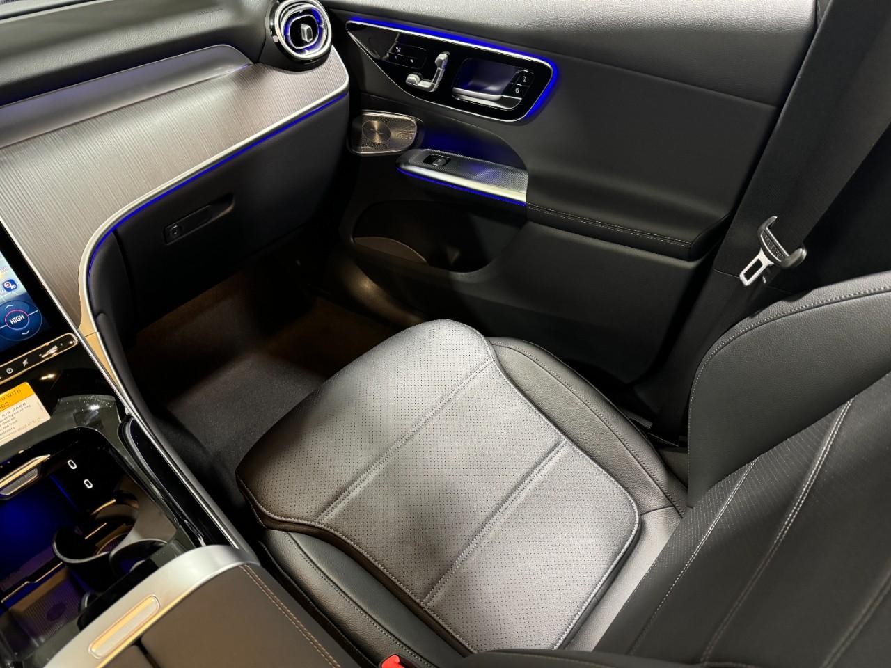 Mercedes-Benz GLC Vehicle Full-screen Gallery Image 15