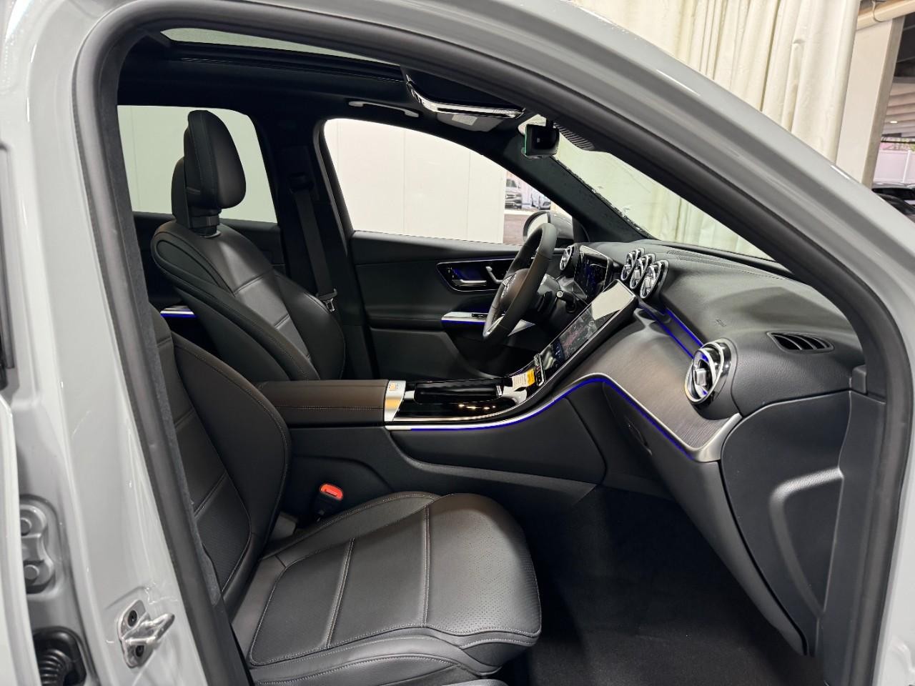 Mercedes-Benz GLC Vehicle Full-screen Gallery Image 16