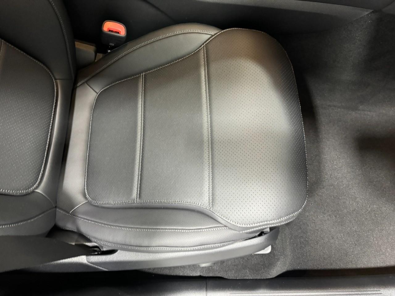 Mercedes-Benz GLC Vehicle Full-screen Gallery Image 17