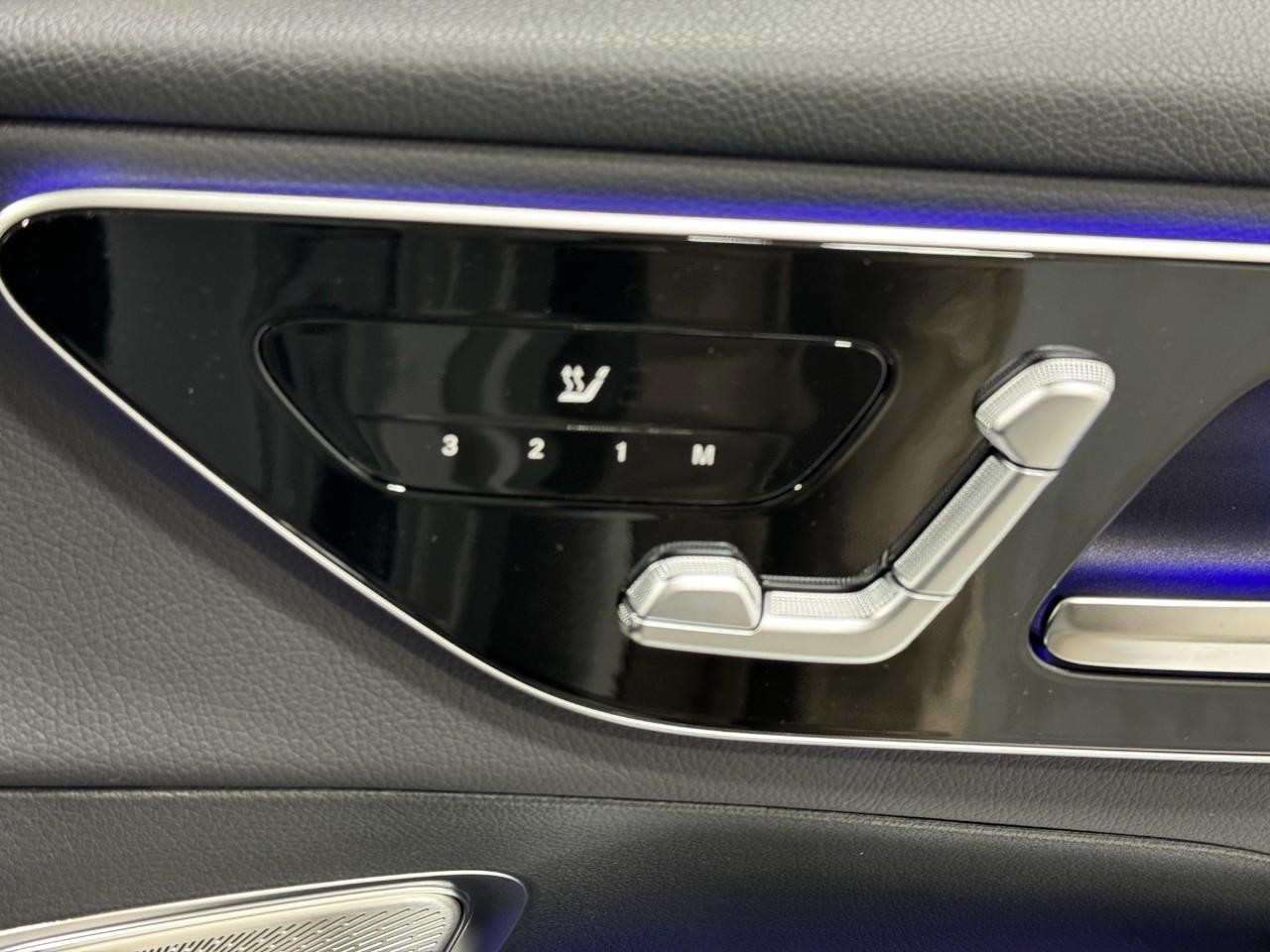 Mercedes-Benz GLC Vehicle Full-screen Gallery Image 19