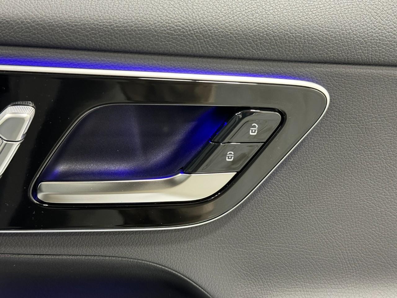 Mercedes-Benz GLC Vehicle Full-screen Gallery Image 20