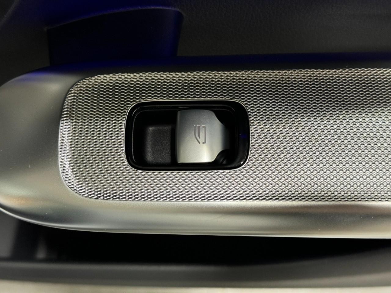 Mercedes-Benz GLC Vehicle Full-screen Gallery Image 21