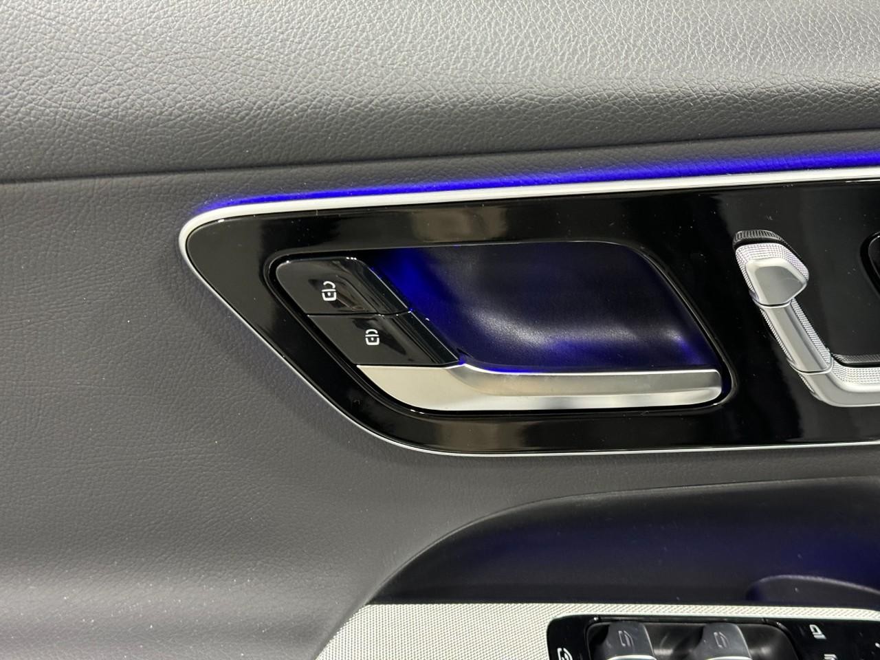 Mercedes-Benz GLC Vehicle Full-screen Gallery Image 23